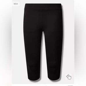 Torrid Classic Black Pedal Pusher Leggings with pockets